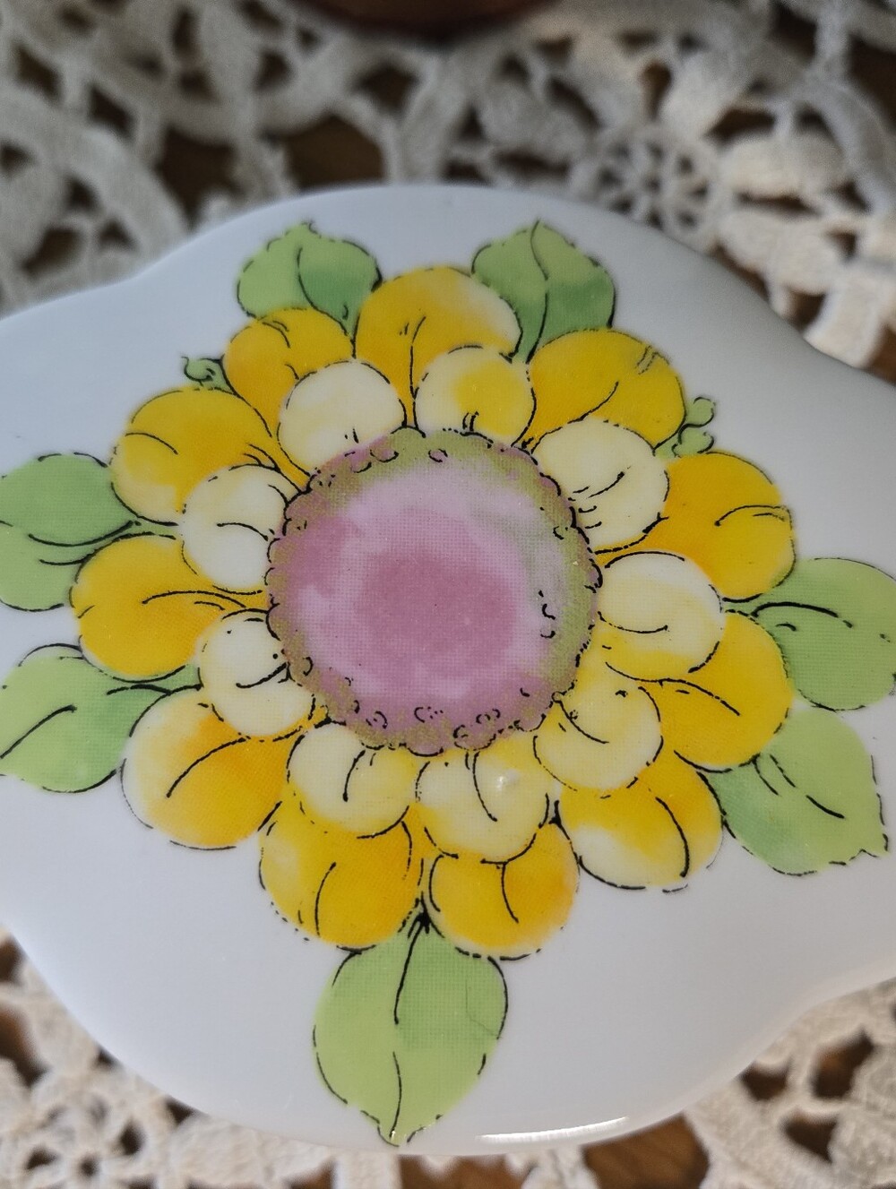 Floral Porcelain Trinket Box – Yellow & Pink Flowers. - Picture 2 of 6